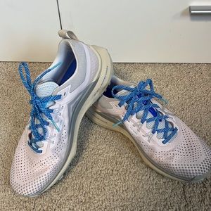 Women’s size 9 running shoe
